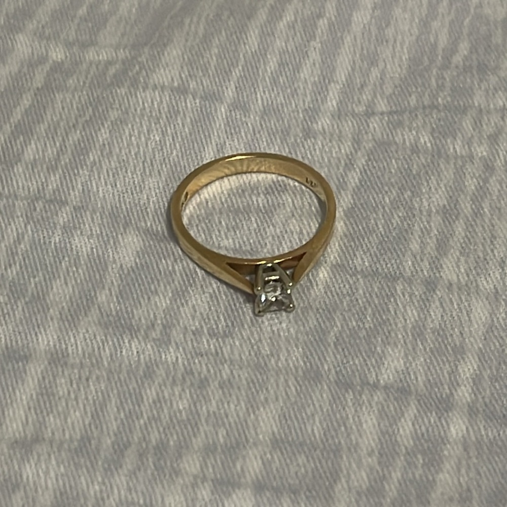 0.27ct 10k Solid yellow gold Diamond Ring Size 6.5